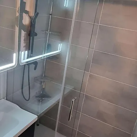 アパート T2 Climatise Avec Piscine Et Parking A 100m De La - Fr-1-607-207
