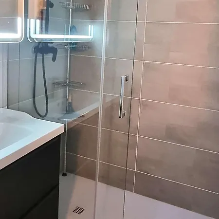 Appartement T2 Climatise Avec Piscine Et Parking A 100m De La - Fr-1-607-207